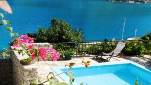 APARTMENT WITH 3 BEDROOMS AND POOL IN A COMPLEX ON THE 1st LINE TO THE SEA IN KOSTANJA Cost: 460,000